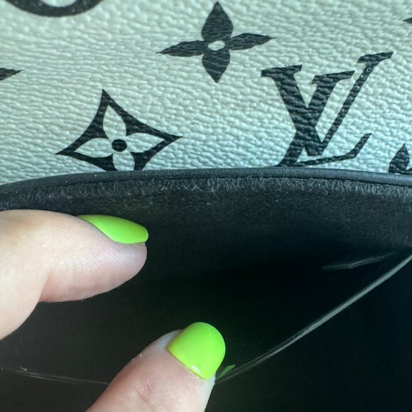 LOUIS VUITTON Vernis Epi Monogram Wynwood Black White and Vernis Card Case - Picture 9 of 15